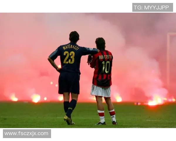 足球明星背影合影展现他们的独特魅力与风采